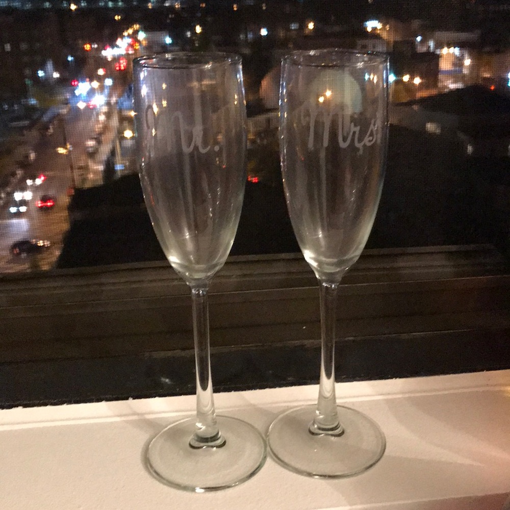 Etched Glass - Mr & Mrs. champagne flutes
